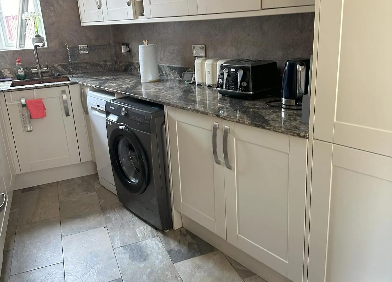Lavish 3 Story House With Full Of Comfort Dagenham